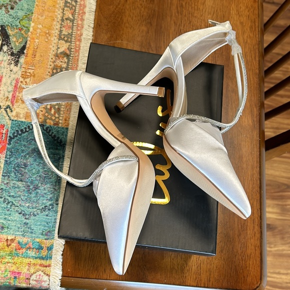 Lulus Aidan white satin rhinestone pointed toe pumps heels size 6.5 - Picture 4 of 8